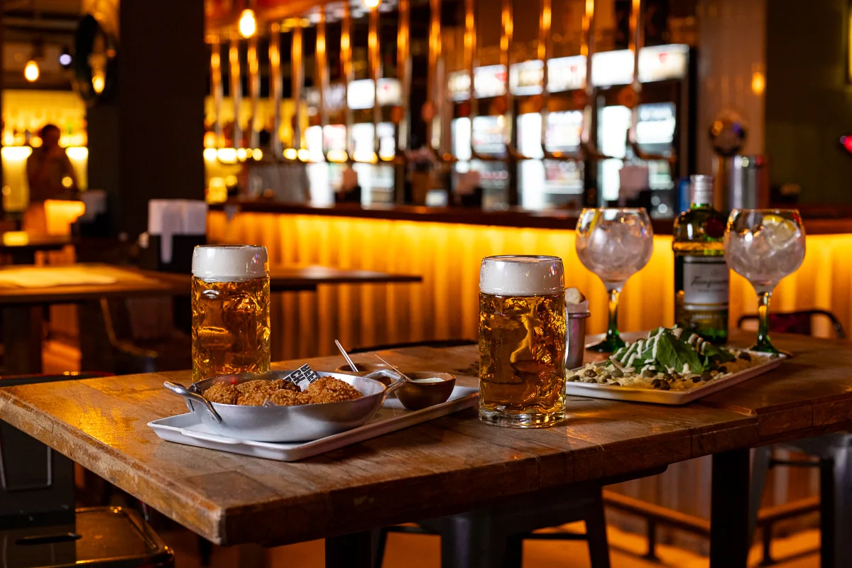 Pratos e chopes servidos no BeerDock